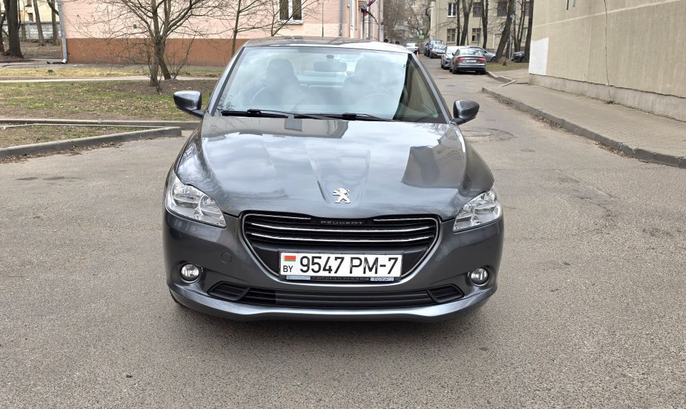 Автомобиль PEUGEOT 301 и принадлежности к нему: комплект модельных чехлов (1 комплект), шины 195/65R15 БЕЛШИНА Бел-261 (4 шт.)
