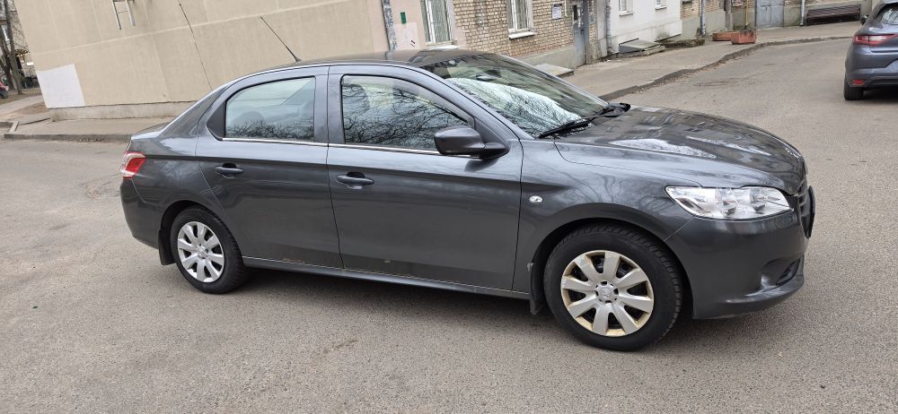 Автомобиль PEUGEOT 301 и принадлежности к нему: комплект модельных чехлов (1 комплект), шины 195/65R15 БЕЛШИНА Бел-261 (4 шт.)