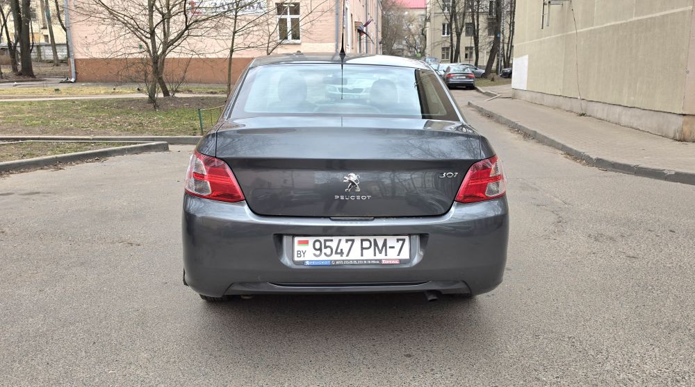 Автомобиль PEUGEOT 301 и принадлежности к нему: комплект модельных чехлов (1 комплект), шины 195/65R15 БЕЛШИНА Бел-261 (4 шт.)