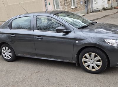 Автомобиль PEUGEOT 301 и принадлежности к нему: комплект модельных чехлов (1 комплект), шины 195/65R15 БЕЛШИНА Бел-261 (4 шт.)